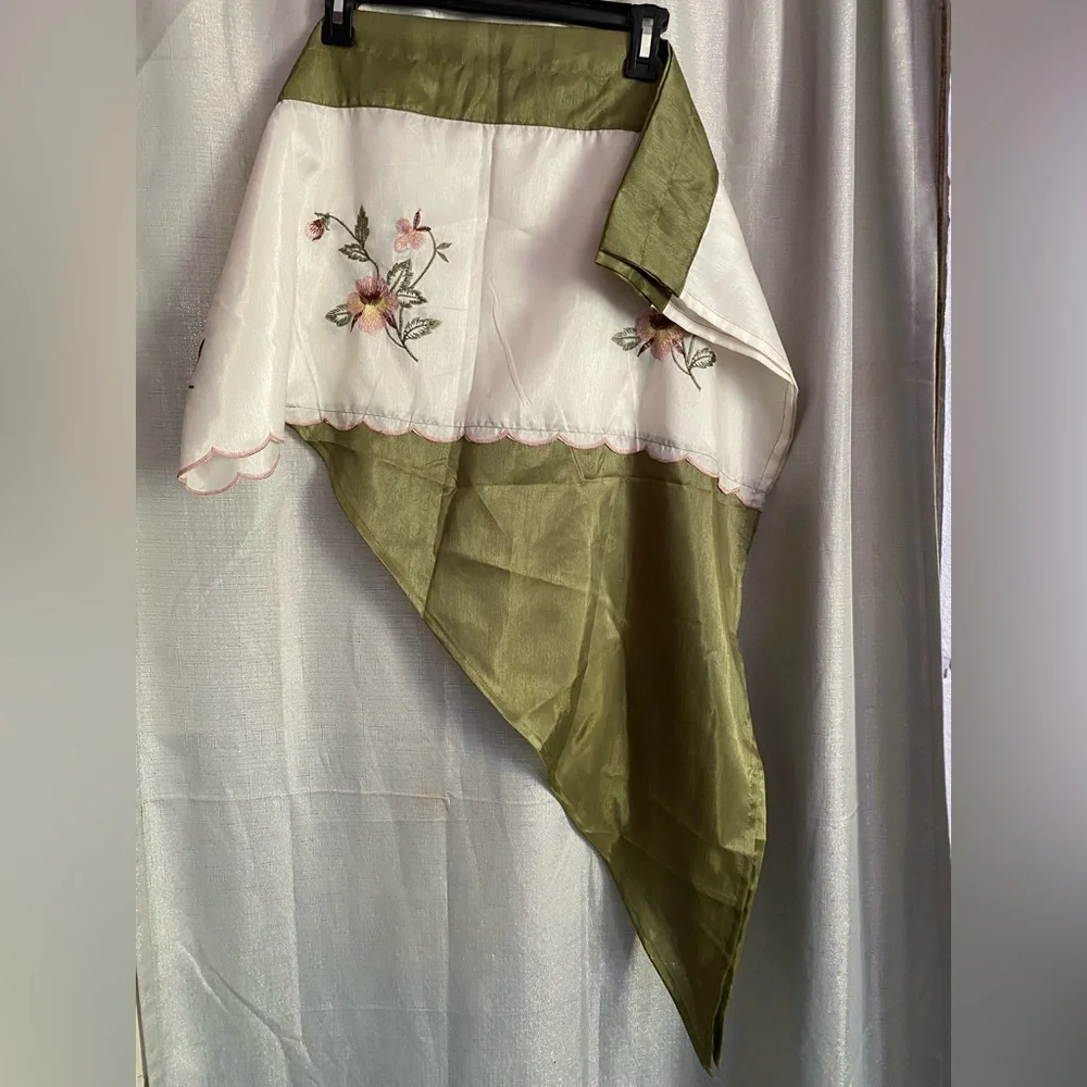 valances Elegant Floral Embroidered 5 pieces Set - Cream and Green